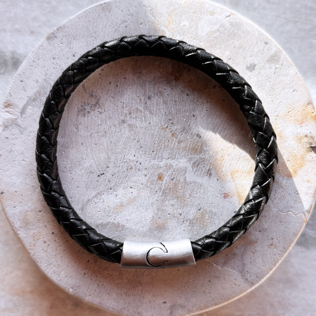 Force armbånd sort læder m. stål lås 23 cm