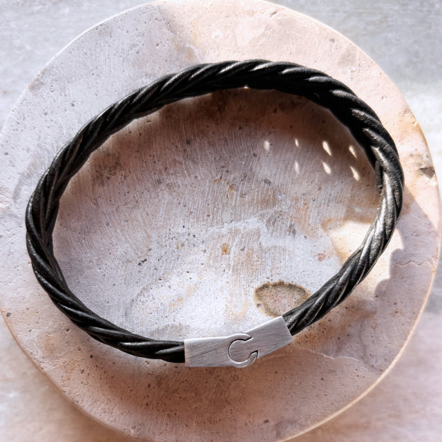Force armbånd sort flettet læder stål lås 21 cm