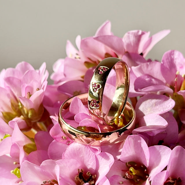 Hjerteringe triplehjerter  0,045 pink safir 8 kt.