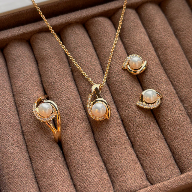 Ring fkp./cubic zir. 8 kt.