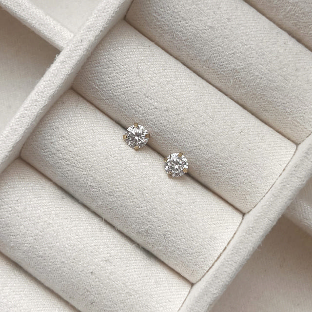 Molly øreringe cubic zir. 4mm stål guldfarvet