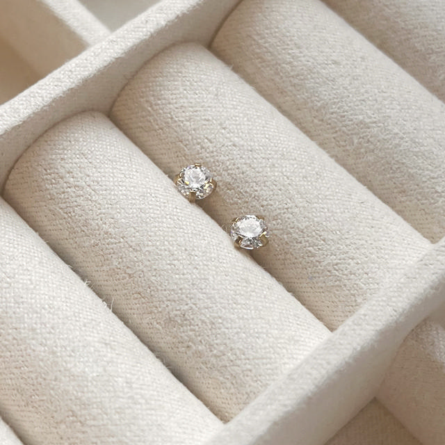 Molly øreringe cubic zir. 4mm stål guldfarvet