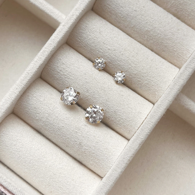 Molly øreringe cubic zir. 4mm stål guldfarvet