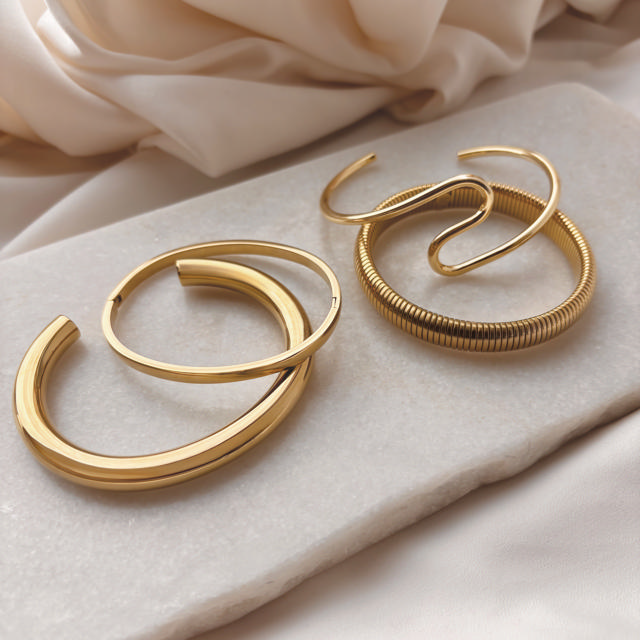 *Molly armring åben stål guldfarvet