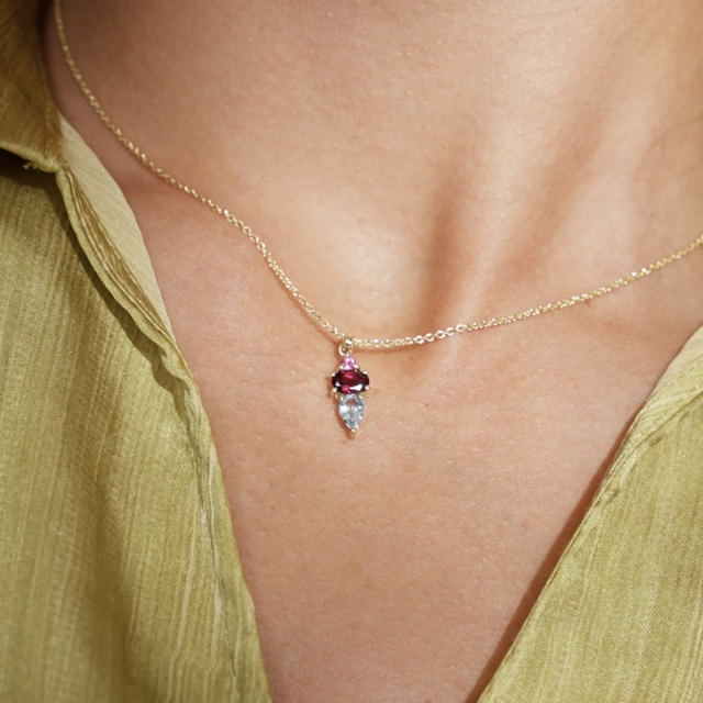 Vedhæng pink/blå topas +rhodolit 8 kt. m/sølvkæde