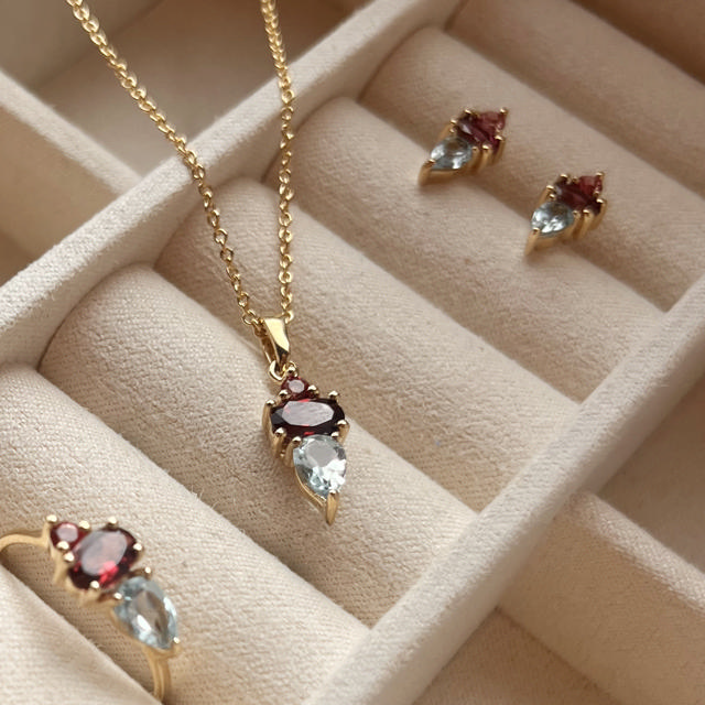 Vedhæng pink/blå topas +rhodolit 8 kt. m/sølvkæde