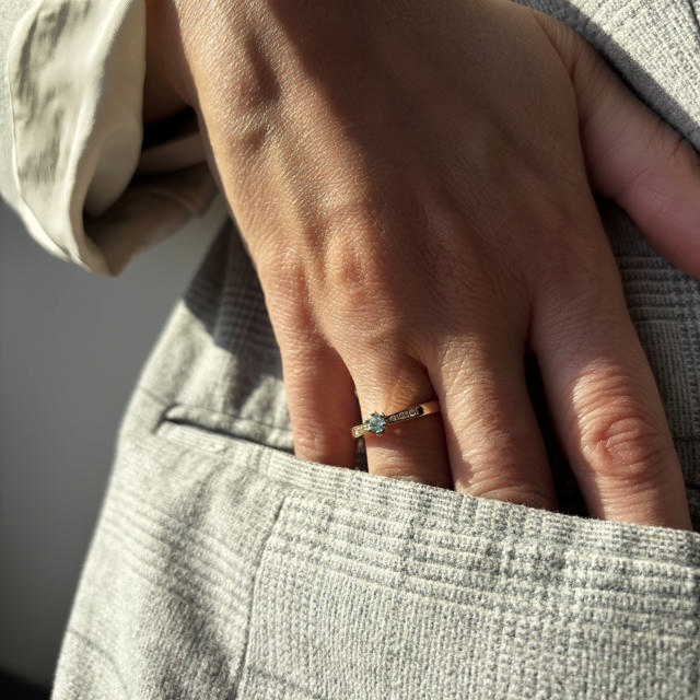 Vida Darling ring 0,10 blå topas+0,04H-W/P1 8 kt