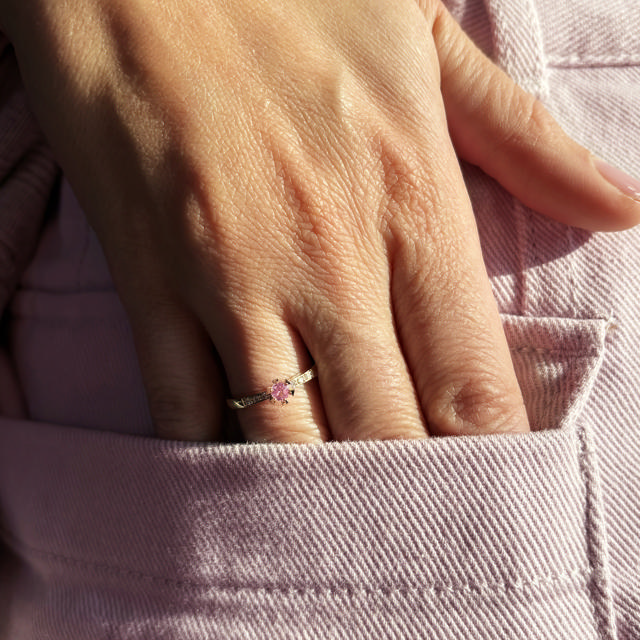 Vida Darling ring 0,10 pink safir 0,04H-W/P1 8 kt