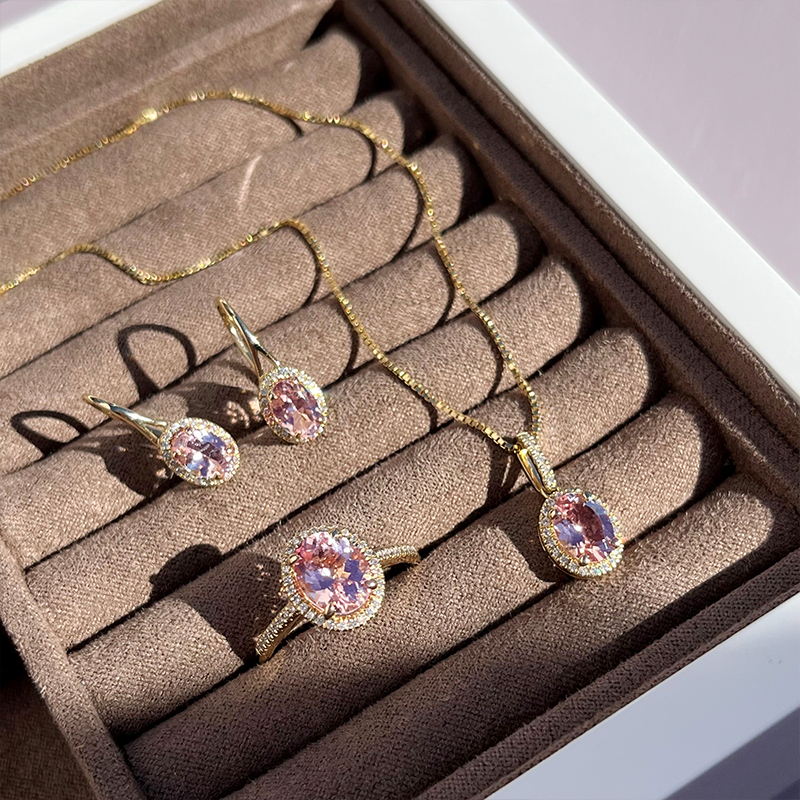 roset-ring-oereringe-halskaede-diamanter-og-lyseroede-sten